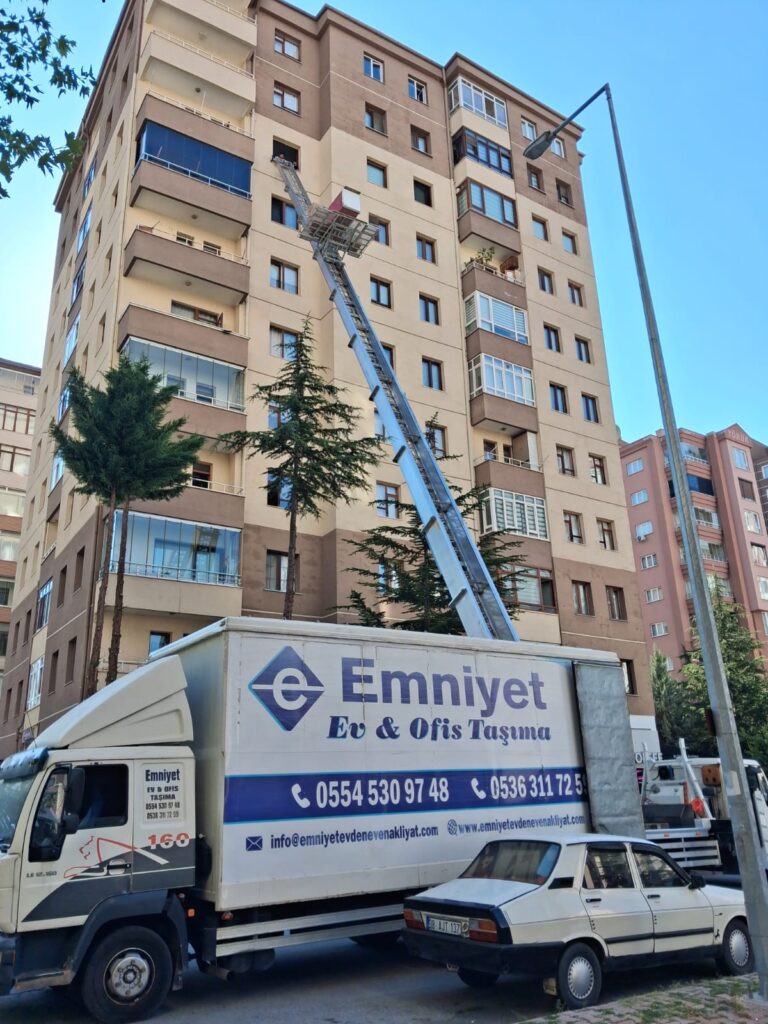 Apartman önündeki Emniyet Nakliyat kamyonu ve taşıma asansörü