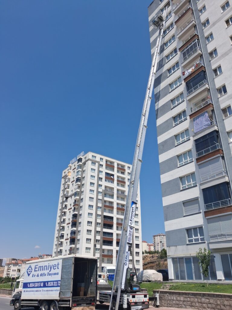 Yüksek katlı apartman cephesine uzatılan eşya taşıma asansörü