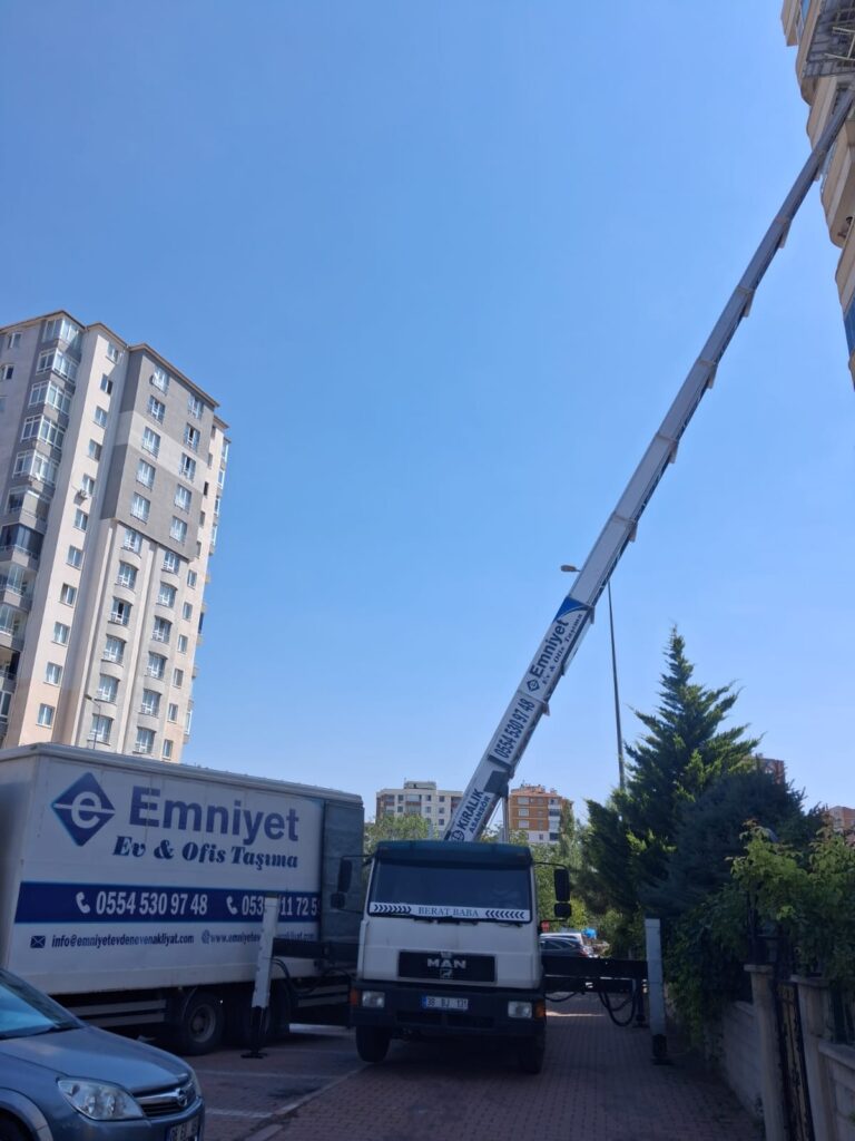 Yüksek katlara uzanan mobil eşya taşıma asansörü