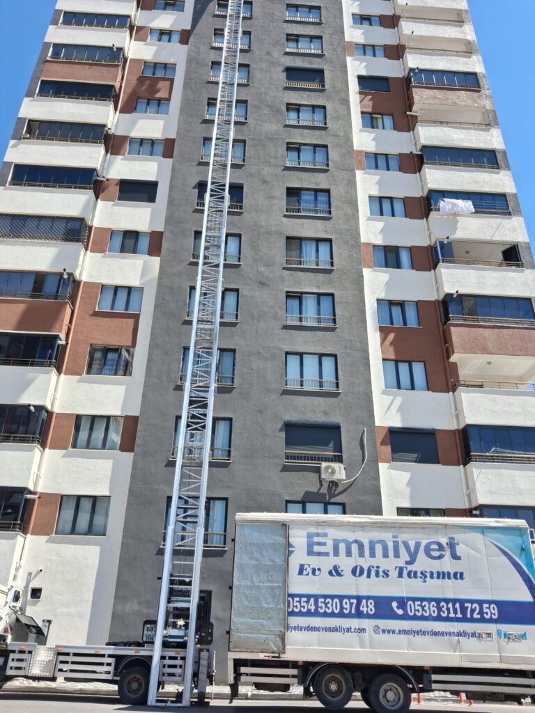 Apartman cephesindeki taşıma asansörü ve nakliyat aracı